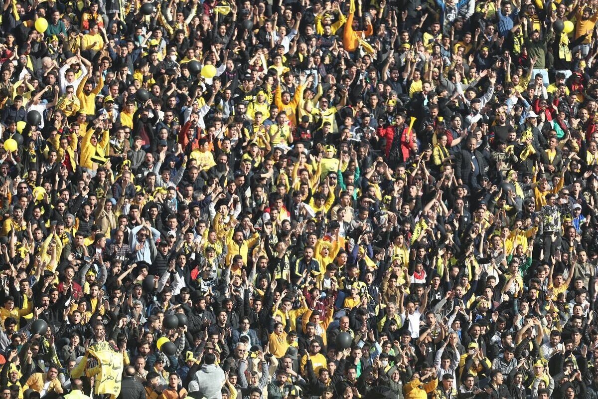 همخوانی طرفداران سپاهان با ترانه گیلکی صادق بوقی در نقش جهان!