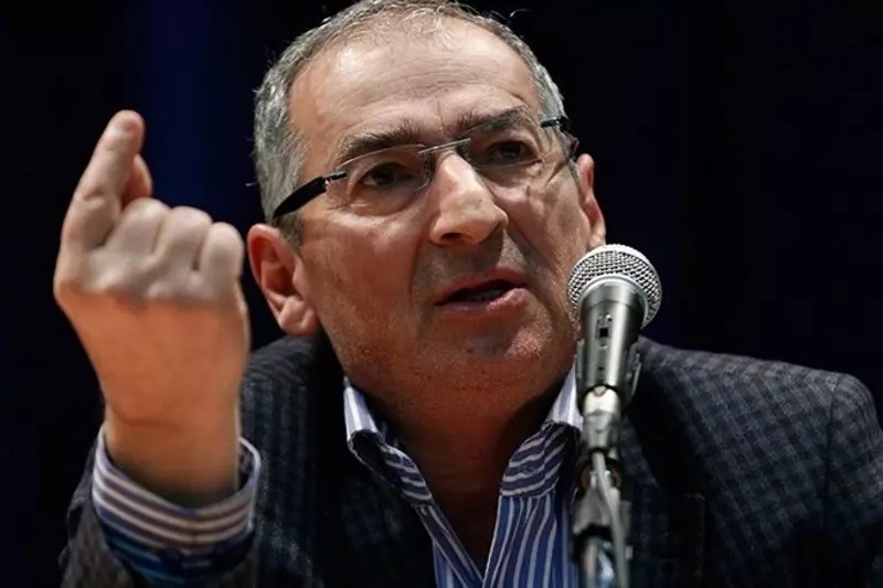 زیباکلام: اگر به جای رئیسی، روحانی یا شخصی نزدیک به اصلاحطلبها رئیس دولت بود، او را دم خورشید کباب میکردند / هیچ زمینهای را نمیتوانیم پیدا کنیم که بگوییم دولت رئیسی در آن عملکرد نسبتاً خوبی داشته زیباکلام: اگر به جای رئیسی، روحانی یا شخصی نزدیک به اصلاحطلبها رئیس دولت بود، او را دم خورشید کباب میکردند / هیچ زمینهای را نمیتوانیم پیدا کنیم که بگوییم دولت رئیسی در آن عملکرد نسبتاً خوبی داشته