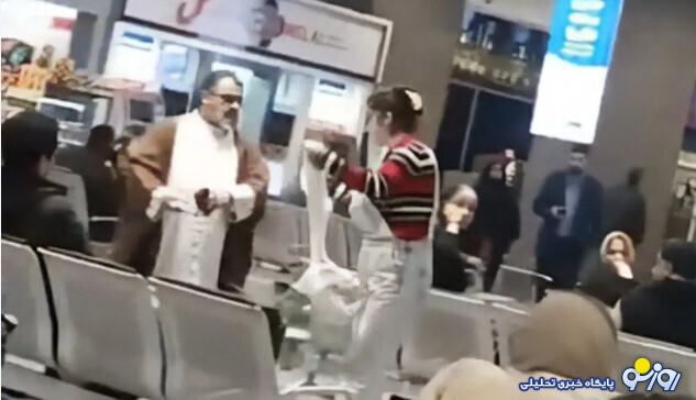 درگیری یک زن با یک روحانی در فرودگاه مهرآباد بر سر حجاب درگیری یک زن با یک روحانی در فرودگاه مهرآباد بر سر حجاب