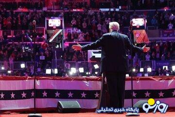 تصویری از رقص ترامپ در گردهمایی شب تحلیف/وعدههای سخت رئیسجمهور آمریکا به جهان؛ تا زمانی که خورشید فردا غروب کند... تصویری از رقص ترامپ در گردهمایی شب تحلیف/وعدههای سخت رئیسجمهور آمریکا به جهان؛ تا زمانی که خورشید فردا غروب کند...