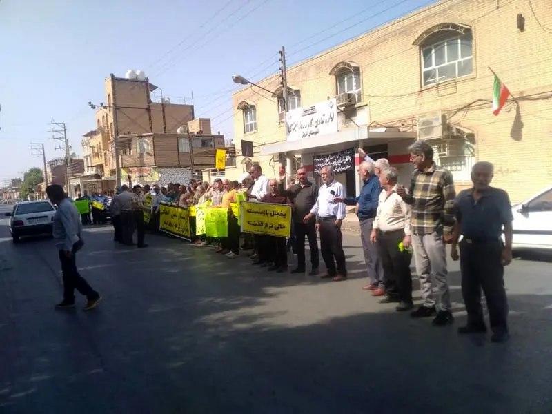 تجمع اعتراضی بازنشستگان در چند شهر کشور در اعتراض به افزایش قیمت دلار تجمع اعتراضی بازنشستگان در چند شهر کشور در اعتراض به افزایش قیمت دلار