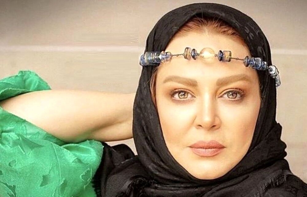 ژست خاص بهاره رهنما با مجسمه فردوسی بزرگ + عکس ژست خاص بهاره رهنما با مجسمه فردوسی بزرگ + عکس