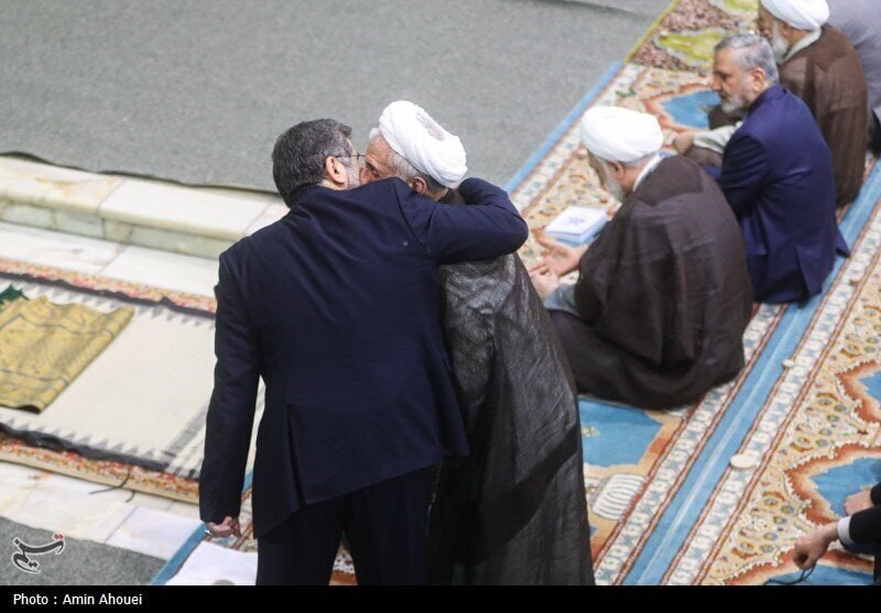 جنجال بغل کردن و بوسه زدن کاظم صدیقی با وزیر رئیسی/عکس