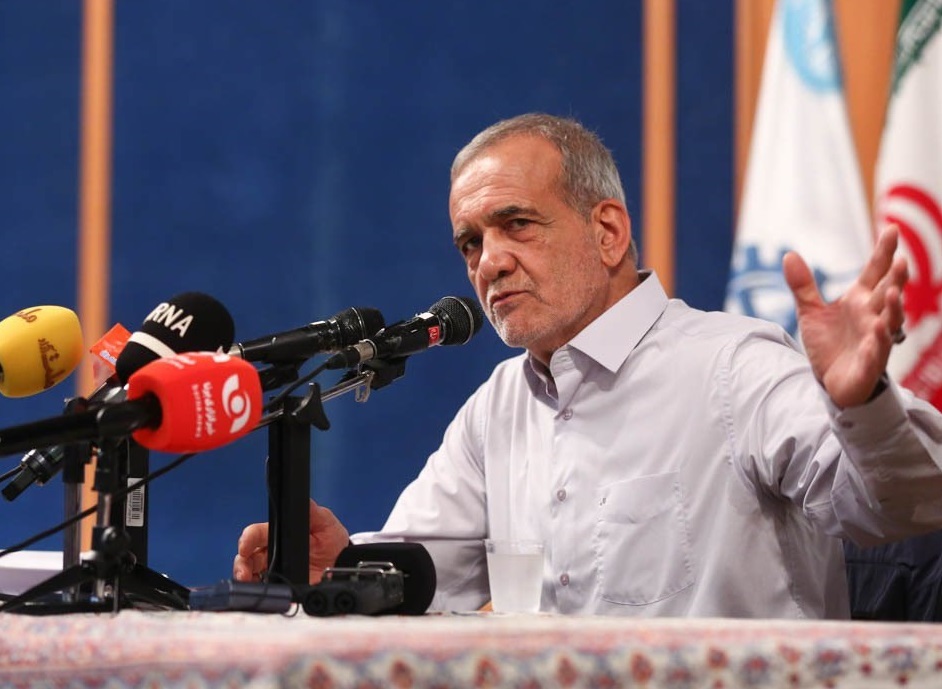 پزشکیان: جامعهای که اعتراض نکند، مرده است / اگر کنار بایستید و در صحنه نباشید خودتان اجازه میدهید افرادی که عرصه را تنگ کرده اند، در صحنه حضور پیدا کنند پزشکیان: جامعهای که اعتراض نکند، مرده است / اگر کنار بایستید و در صحنه نباشید خودتان اجازه میدهید افرادی که عرصه را تنگ کرده اند، در صحنه حضور پیدا کنند