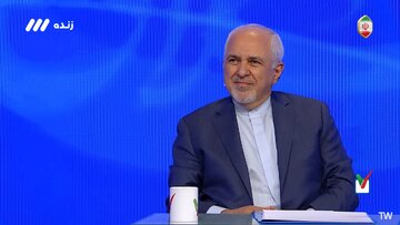 10 دقیقه توفانی ظریف: نگذارید بگویم در آن 6 ماه تلخ چه گذشت/ اگر میخواهید سر مردم را شیره بمالید، درست بمالید/ بایدن بود که پیچ تحریم نفتی را شل کرد 10 دقیقه توفانی ظریف: نگذارید بگویم در آن 6 ماه تلخ چه گذشت/ اگر میخواهید سر مردم را شیره بمالید، درست بمالید/ بایدن بود که پیچ تحریم نفتی را شل کرد