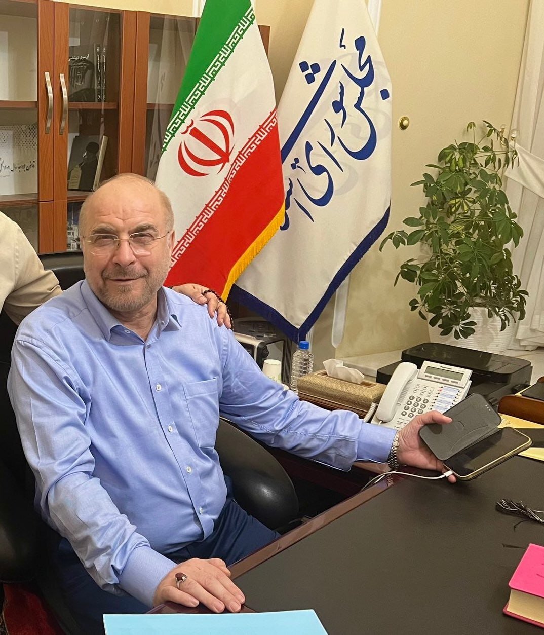 عکس قالیباف با گوشی آیفون آمریکاییاش جنجالی شد