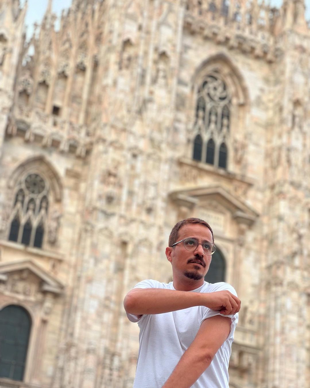 خارج‌گردیِ آقای بازیگر با تیپ و استایل متفاوت