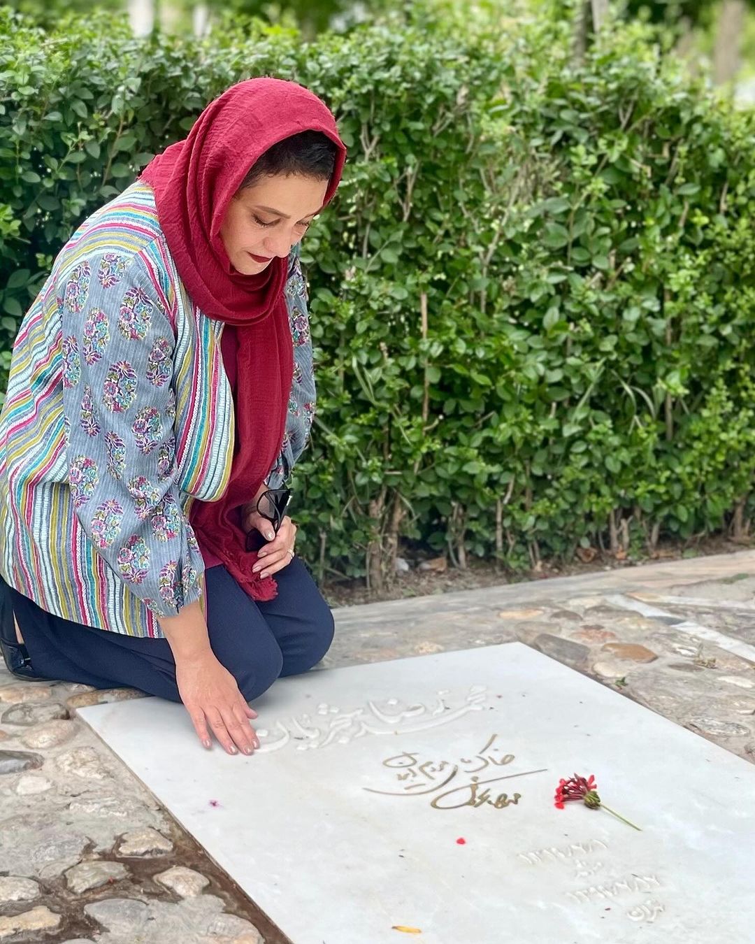 عکسهای خانم بازیگر در مزار استاد شجریان