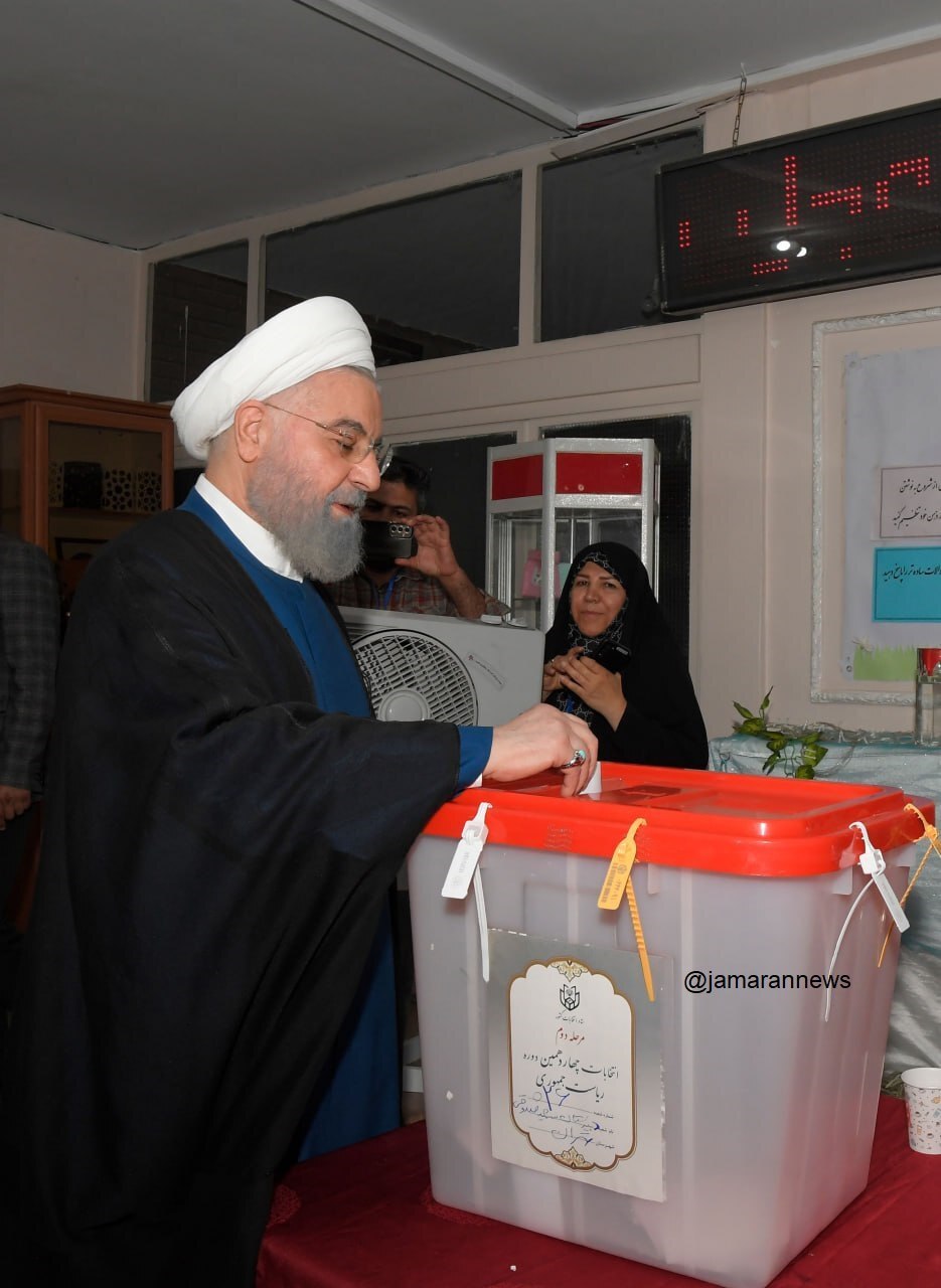 عکس / حسن روحانی رأی خود را به صندوق انداخت عکس / حسن روحانی رأی خود را به صندوق انداخت