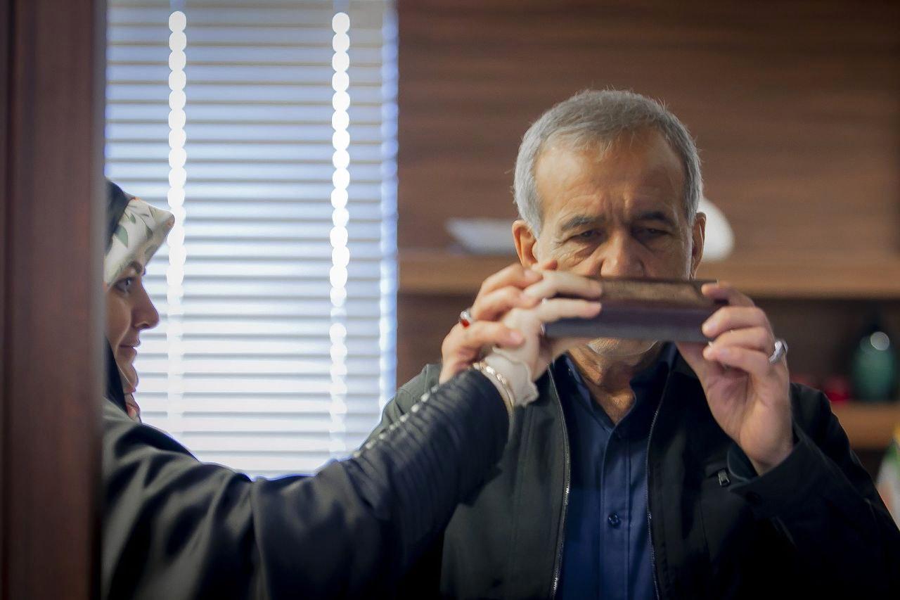 دختر پزشکیان، پدر را از زیر قرآن رد کرد؛ همراهی ظریف با پزشکیان برای رای دادن+تصویر