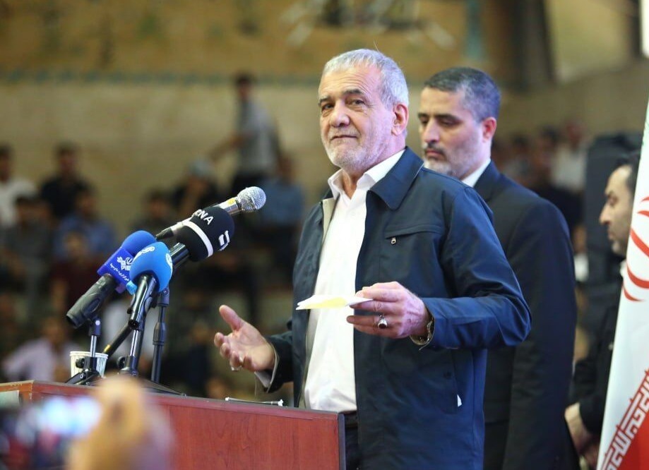 پزشکیان: در بحث آراء که به درستی قرائت شد، اول باید از رهبری تشکر کنیم که اگر ایشان نبود، تصور نمی کنیم از این صندوق ها اسم من در می آمد پزشکیان: در بحث آراء که به درستی قرائت شد، اول باید از رهبری تشکر کنیم که اگر ایشان نبود، تصور نمی کنیم از این صندوق ها اسم من در می آمد