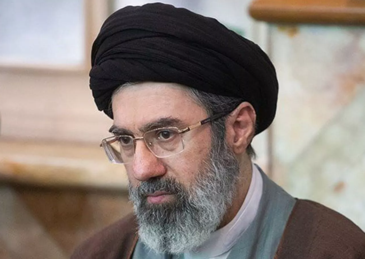 کفشهای اسپرت پسر رهبر انقلاب جلب توجه کرد