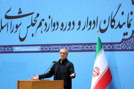 اعتراف تلخ پزشکیان: جواب اعتراض را با باتوم میدهیم