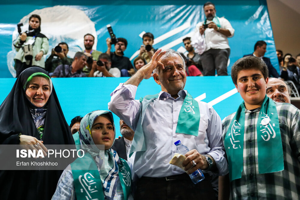 ژست جالب مسعود پزشکیان و دو نوهاش