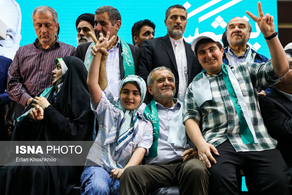 ژست جالب مسعود پزشکیان و دو نوهاش