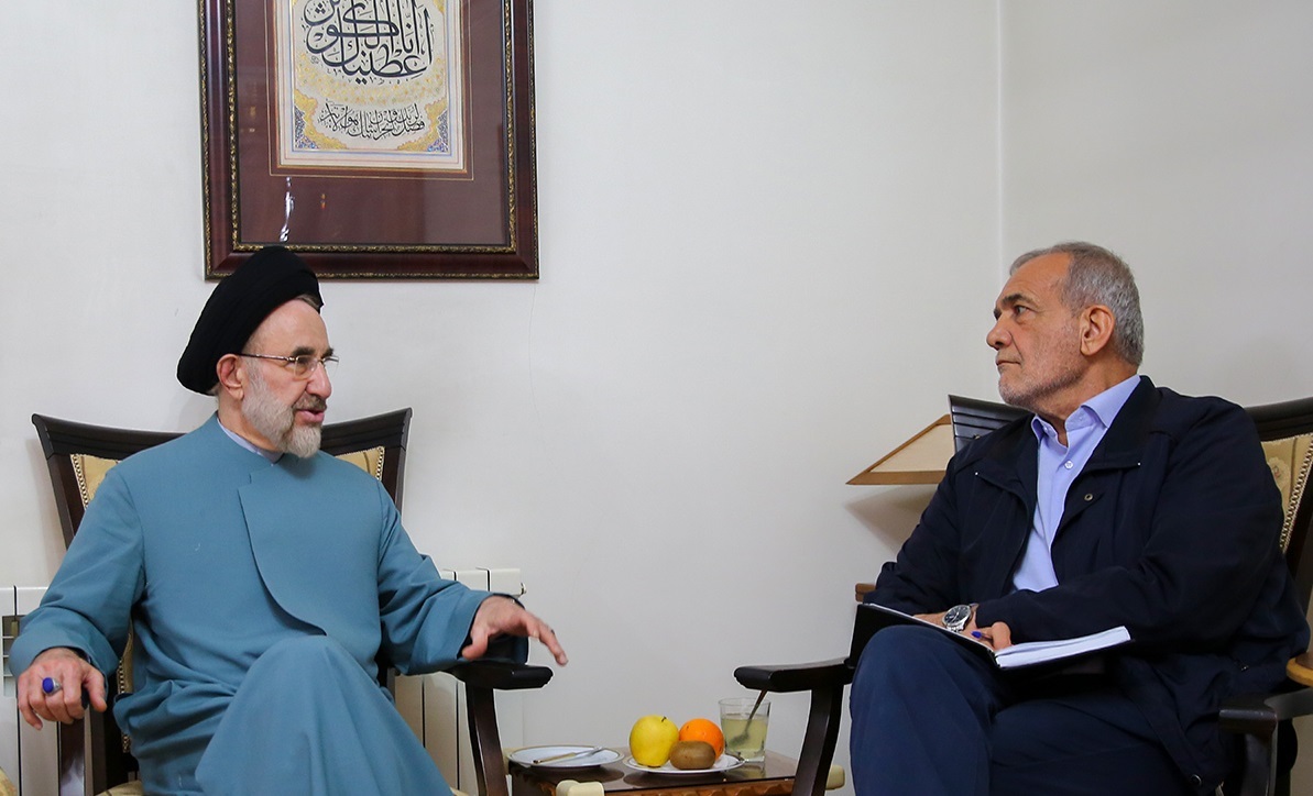 سیدمحمد خاتمی: در انتخابات گذشته رأی ندادم؛ با اکثریتی که احساس می کند گوشی برای شنیدن صدای شان وجود ندارد همصدا شدم / اینک اما فرصتی پیش آمده است که امیدوارم روزنه ای باشد به فضایی که در آن صدای اکثریت شنیده شود / به دکتر پزشکیان رای خواهم داد سیدمحمد خاتمی: در انتخابات گذشته رأی ندادم؛ با اکثریتی که احساس می کند گوشی برای شنیدن صدای شان وجود ندارد همصدا شدم / اینک اما فرصتی پیش آمده است که امیدوارم روزنه ای باشد به فضایی که در آن صدای اکثریت شنیده شود / به دکتر پزشکیان رای خواهم داد