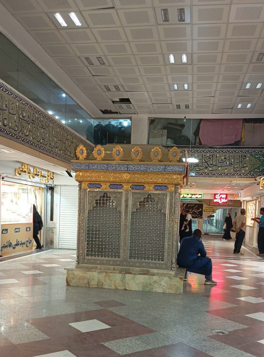 تصویر عجیبی که در یکی از پاساژهای قم دیده شد