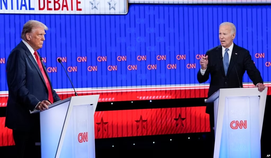 نخستین مناظره جو بایدن و دونالد ترامپ / بایدن: در دوران ترامپ، ایران به پایگاه ما (عین الاسد) حمله کرد و هیچ کاری نکرد؛ او گفت که فقط چند سرباز سردرد گرفتند / من کسی بودم که دنیا را برای دفاع از اسرائیل در برابر حمله موشکی تهران بسیج کردم / ترامپ: در دوران من، ایران ورشکسته بود؛ پولی نداشت که به تروریسم بدهد؛ نمیتوانستند به حماس پول بدهند / بایدن یک فلسطینی شده، اما فلسطینی خیلی بدی نخستین مناظره جو بایدن و دونالد ترامپ / بایدن: در دوران ترامپ، ایران به پایگاه ما (عین الاسد) حمله کرد و هیچ کاری نکرد؛ او گفت که فقط چند سرباز سردرد گرفتند / من کسی بودم که دنیا را برای دفاع از اسرائیل در برابر حمله موشکی تهران بسیج کردم / ترامپ: در دوران من، ایران ورشکسته بود؛ پولی نداشت که به تروریسم بدهد؛ نمیتوانستند به حماس پول بدهند / بایدن یک فلسطینی شده، اما فلسطینی خیلی بدی