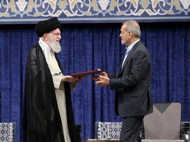 تعابیر رهبر انقلاب برای مسعود پزشکیان در حکم تنفیذ: شخصیت فرزانه، و صادق، و مردمی، و دانشمند تعابیر رهبر انقلاب برای مسعود پزشکیان در حکم تنفیذ: شخصیت فرزانه، و صادق، و مردمی، و دانشمند