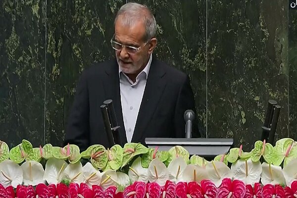 پزشکیان بعد از ادای سوگند ریاست جمهوری: عادی سازی روابط اقتصادی و تجاری ایران با جهان را حق مسلم ایران می‌دانم و برای رفع تحریم‌های ظالمانه از پای نخواهم نشست / فرصتی نو پیش روی ایران و جهان است / به دنبال تعامل سازنده و موثر با جهان بر پایه اصول عزت و حکمت و مصلحت خواهیم بود / به آینده امیدوارم