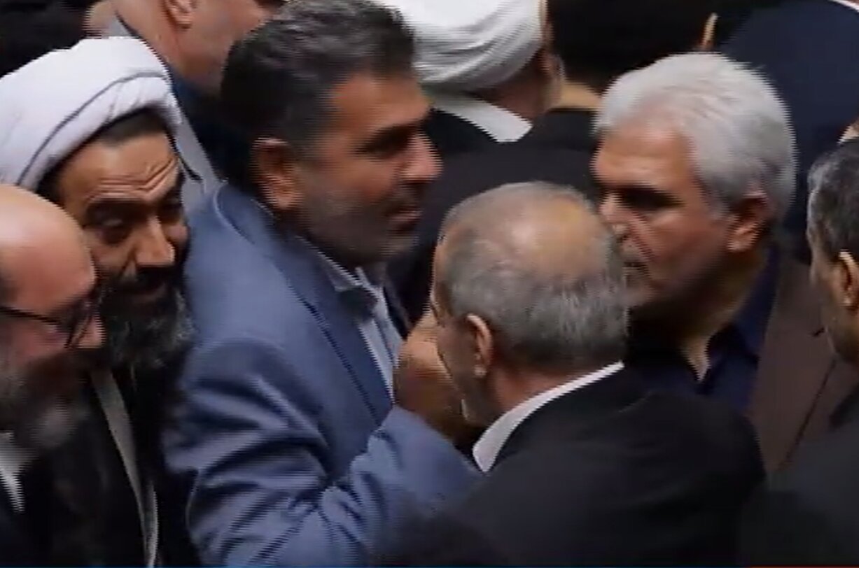 هجوم نمایندگان برای روبوسی با پزشکیان