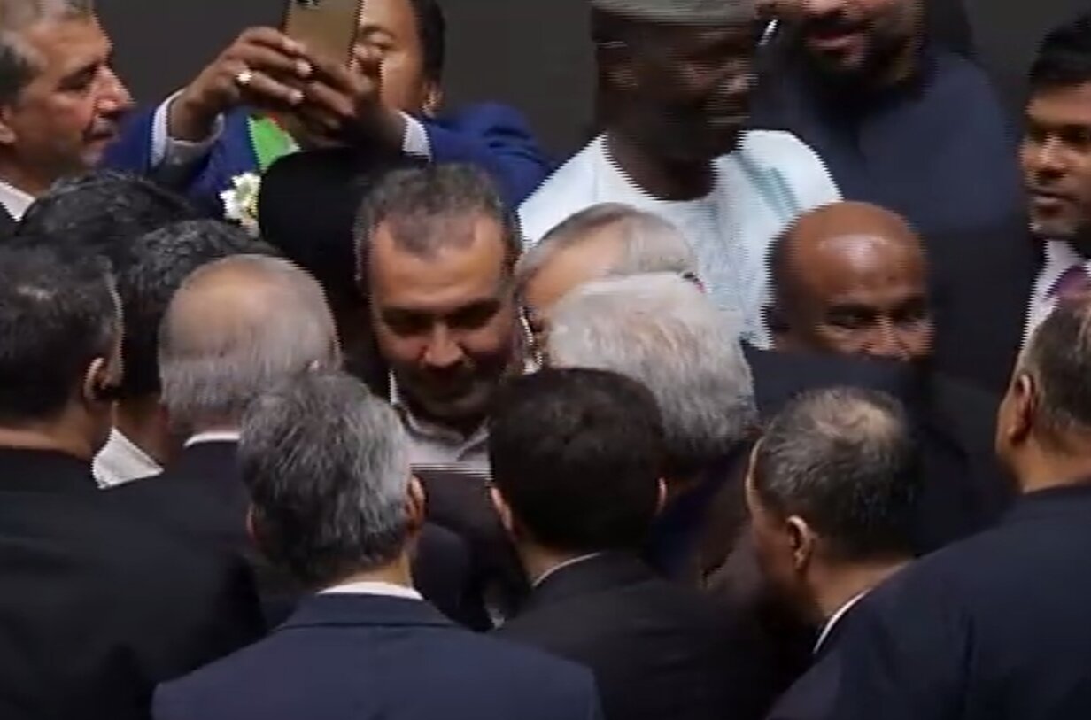 هجوم نمایندگان برای روبوسی با پزشکیان