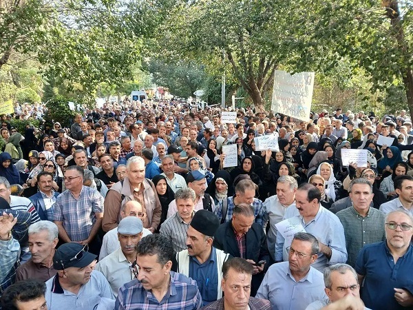 تجمع بزرگ فرهنگیان بازنشسته مقابل سازمان برنامه و بودجه + عکس تجمع بزرگ فرهنگیان بازنشسته مقابل سازمان برنامه و بودجه + عکس
