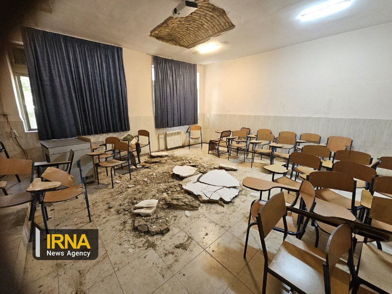 خراب شدن سقف کلاس روی سر دانشآموزان