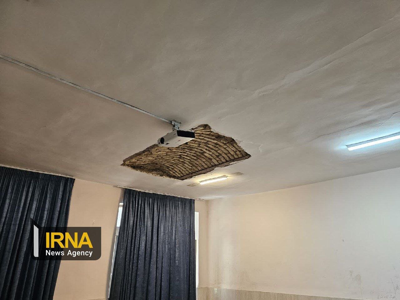خراب شدن سقف کلاس روی سر دانشآموزان