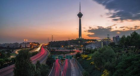 بنر خبرسازی که در خیابانهای تهران جلبتوجه کرد