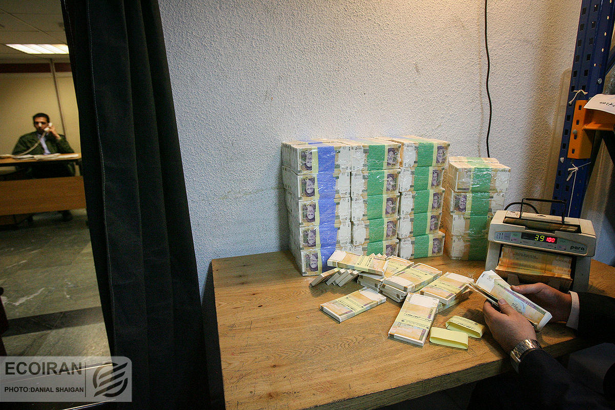 هجوم مردم به این بانک برای دریافت بیشترین سود بانکی / خروج سپرده های سرمایه گذاری از این بانک هجوم مردم به این بانک برای دریافت بیشترین سود بانکی / خروج سپرده های سرمایه گذاری از این بانک