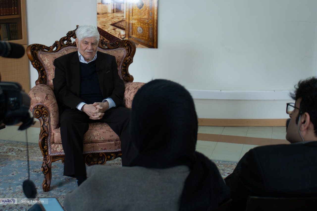 گوگوش با چادر مشکی به دفتر من آمد/ شجریان به من اجازه داد که ربنایش را از تلویزیون پخش کنم/۳۰ قسمت از «هزار دستان» حذف شد