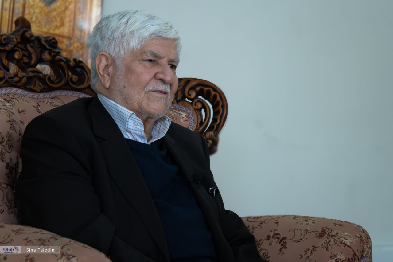 گوگوش با چادر مشکی به دفتر من آمد/ شجریان به من اجازه داد که ربنایش را از تلویزیون پخش کنم/۳۰ قسمت از «هزار دستان» حذف شد