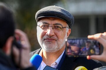 حمایت عجیب سایت جبهه پایداری از زاکانی و عملکردش در شهرداری تهران/ حامیان قالیباف با او تسویه حساب می کنند