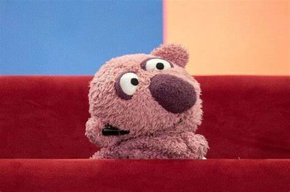 آوازخوانی بانمک جناب خان برای بانوان فوتسالیست+ فیلم