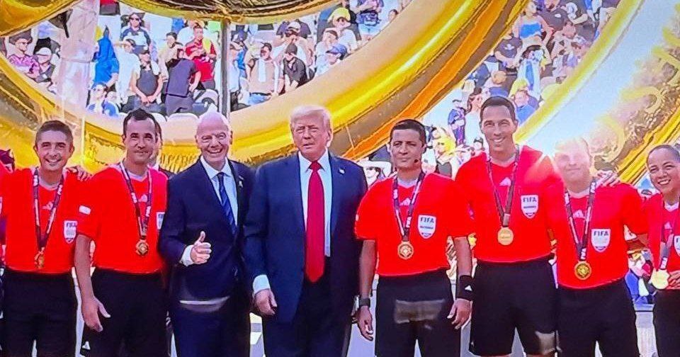 عکس مدال گرفتن علیرضا فغانی از دونالد ترامپ عکس مدال گرفتن علیرضا فغانی از دونالد ترامپ