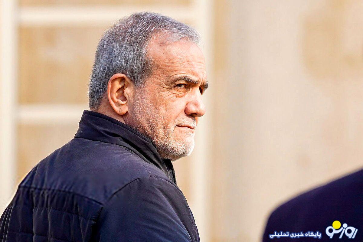 بنر با مفهومی که پشت سر پزشکیان نصب شده بود