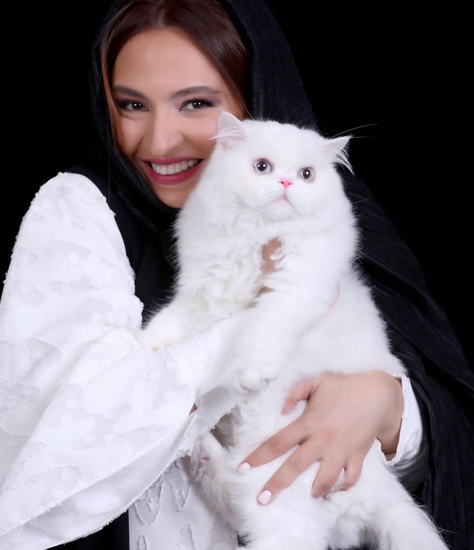 گربه سفید و پشمالوی گلاره عباسی دل همه را برد!