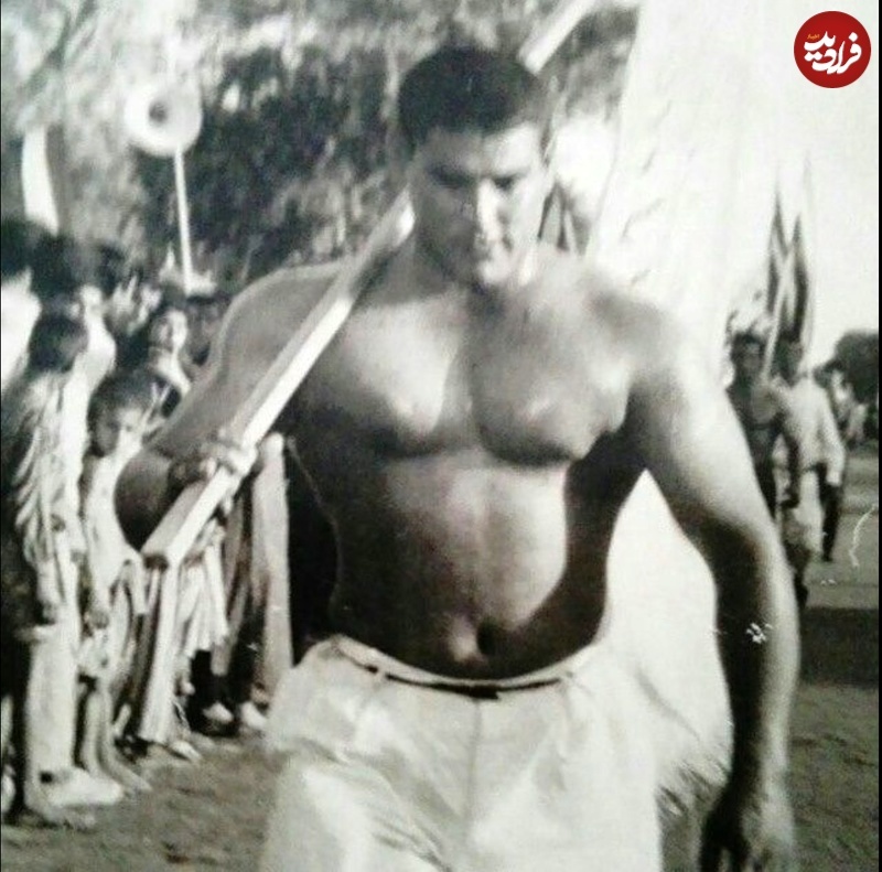 صفر کشکولی در حال حمل پرچم مسابقات پرورش اندام صفر کشکولی در حال حمل پرچم مسابقات پرورش اندام