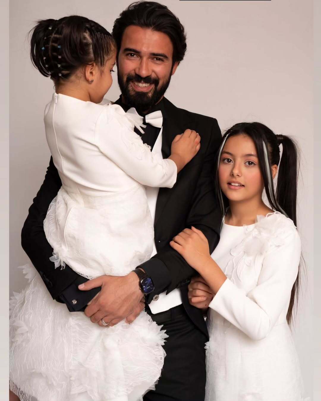 بازیگر سریال گاندودر کنار دو فرزند خواندهاش بازیگر سریال گاندودر کنار دو فرزند خواندهاش