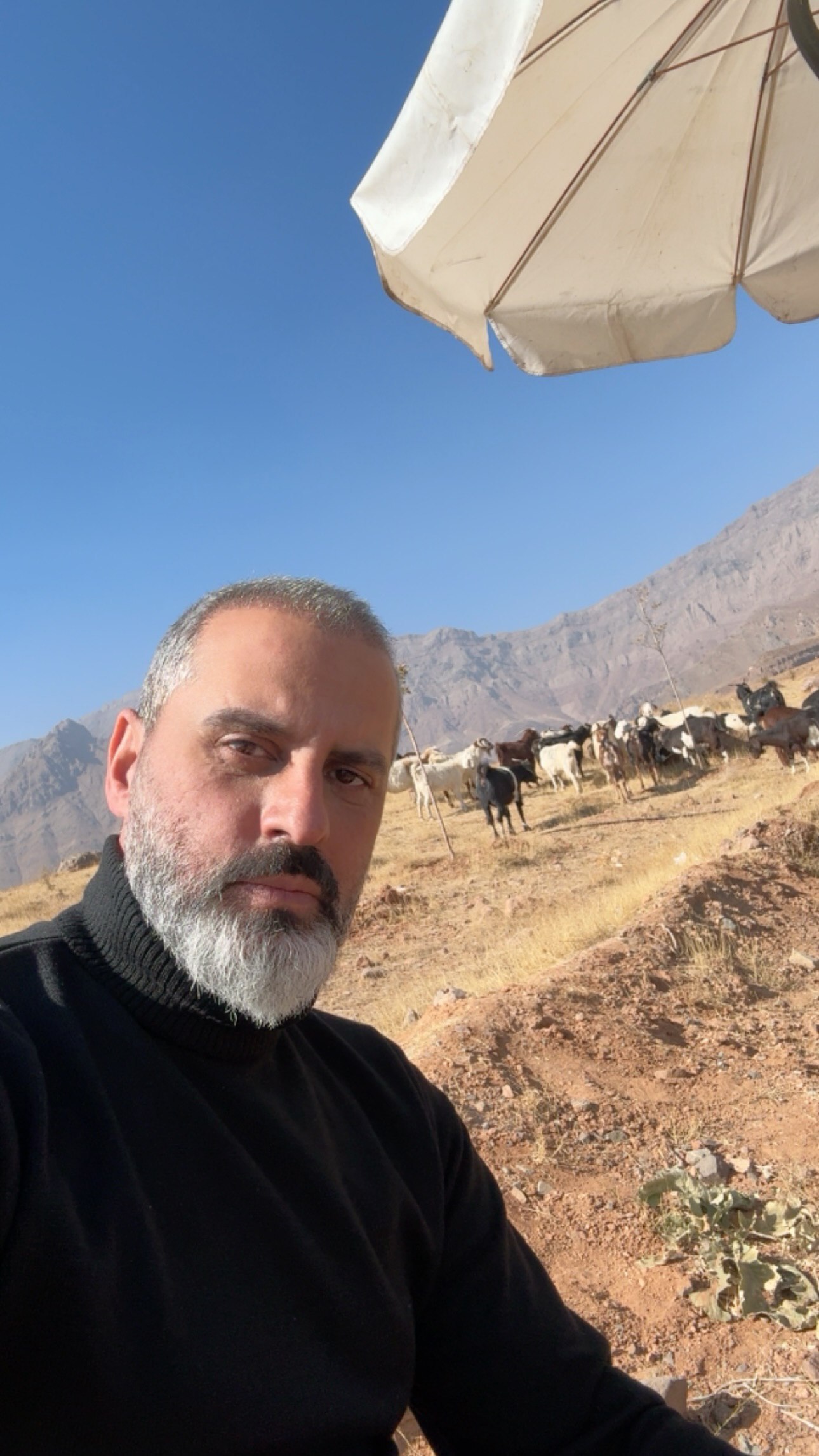 علیرام نورایی در یک لوکیشن خاص علیرام نورایی در یک لوکیشن خاص