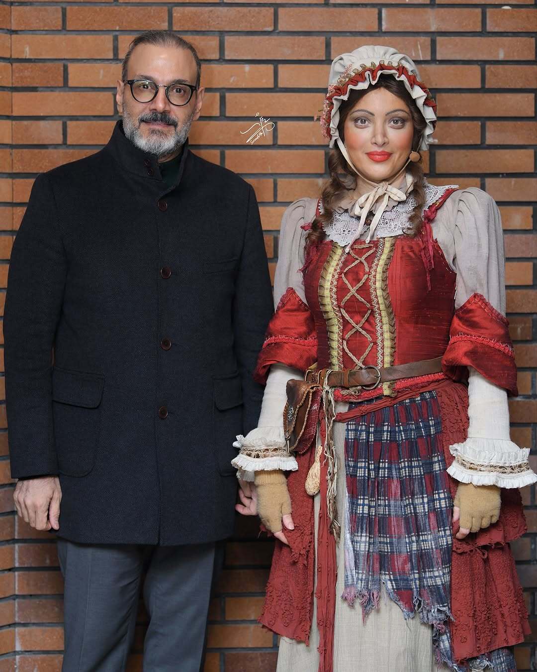 علیرضا قربانی با نانسی در پشت صحنه یک نمایش