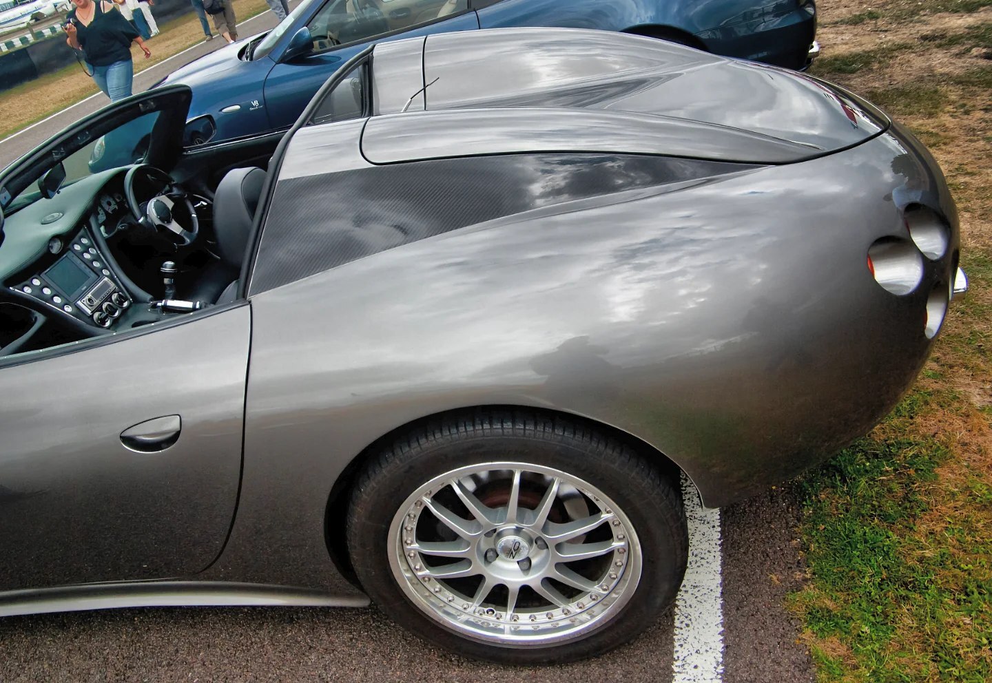 تصویری از خودروی اسپرت کمیاب رونآرت لایتنینگ (Ronart Lightning) مدل ۲۰۰۳ با طراحی کلاسیک و مدرن، که تنها ۶ دستگاه از آن توسط شرکت بریتانیایی رونآرت و با طراحی گوردون موری ساخته شده است.