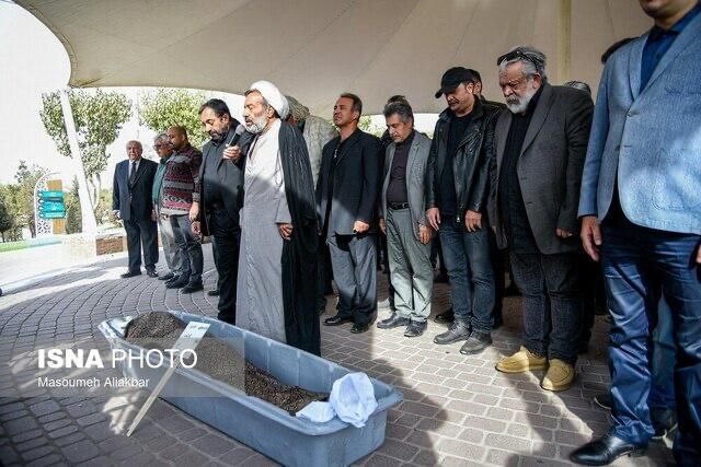 حسن پورشیرازی در صف نماز میت همایون ارشادی