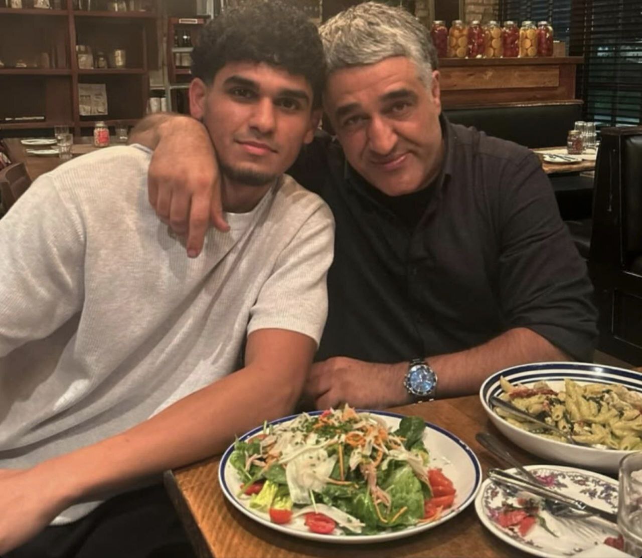 پژمان جمشیدی در کنار برادر و برادرزاده‌اش