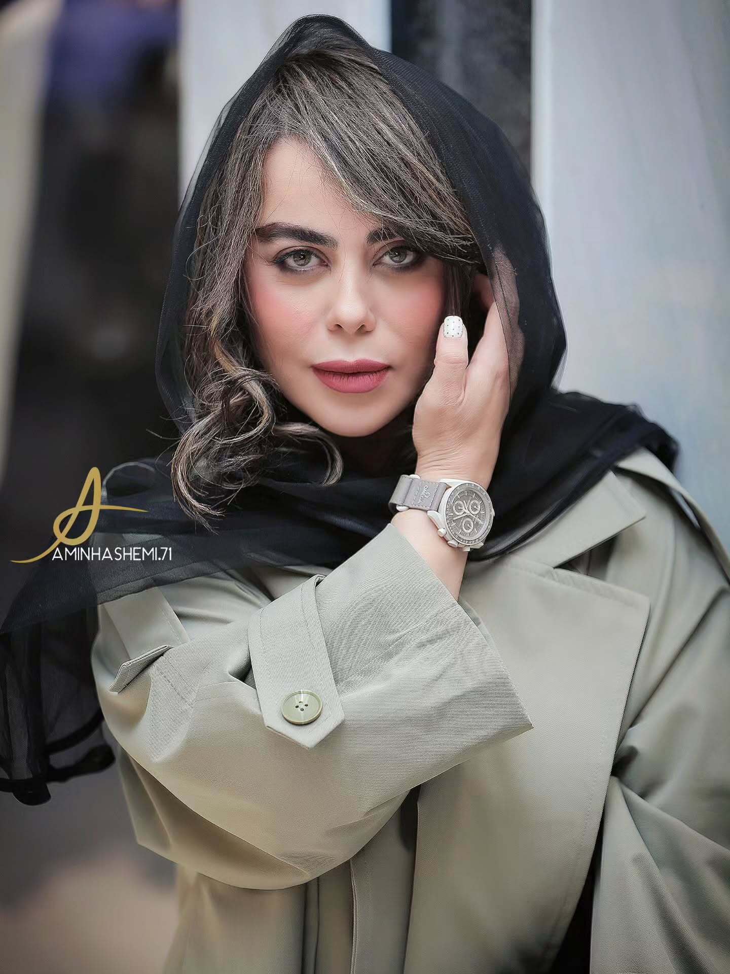 تیپ الهام اخوان با بارانی