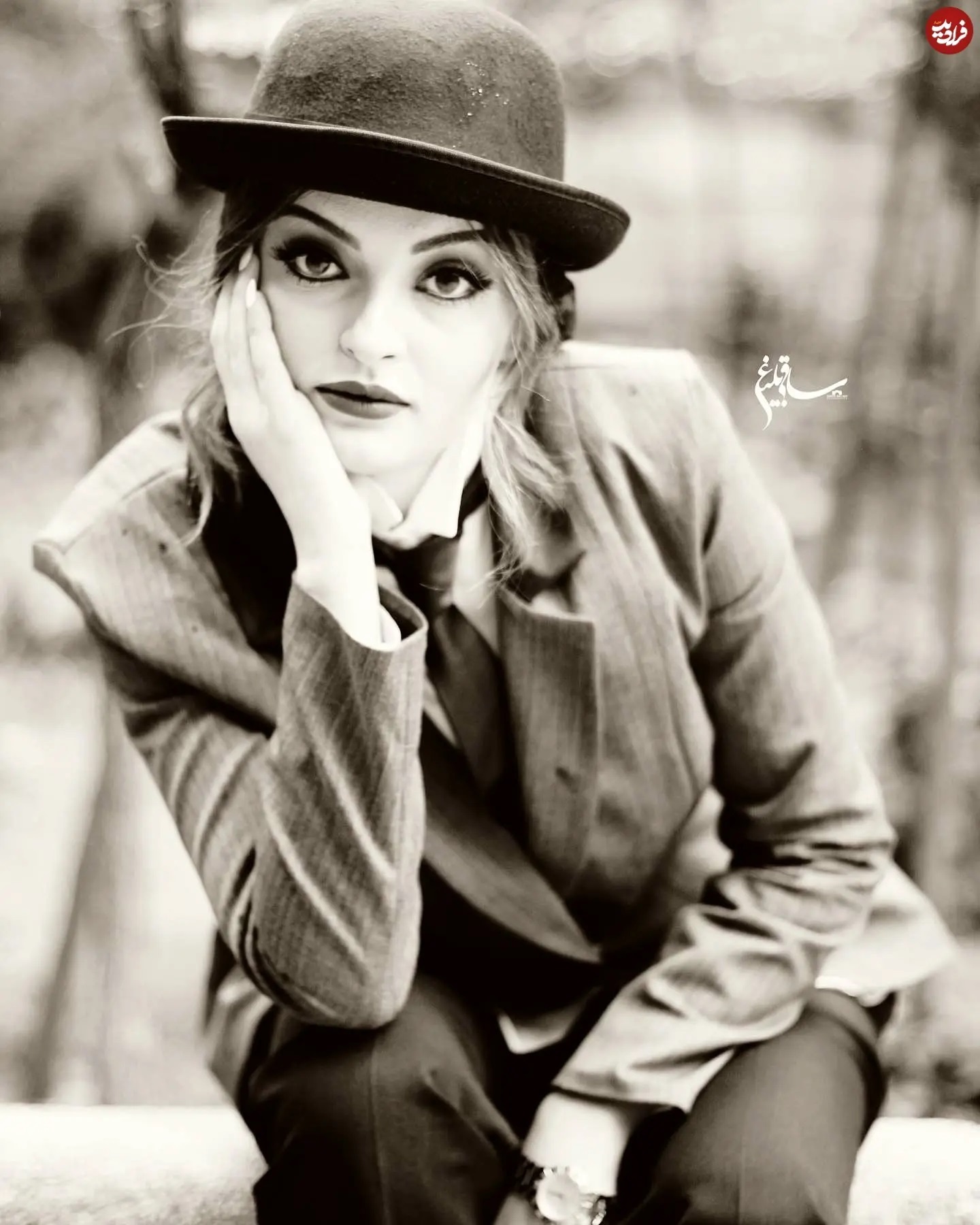 بیتای سریال آوای باران با لباس چارلی چاپلین