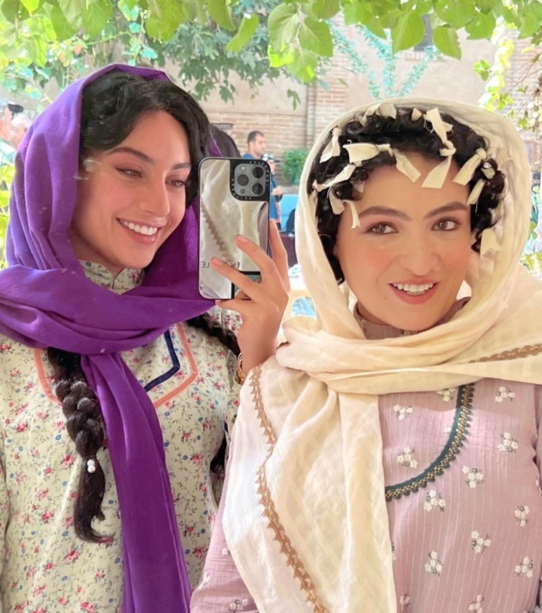 تصویری از گلاره عباسی و ترلان پروانه در پشت صحنه سریال بامداد خمار