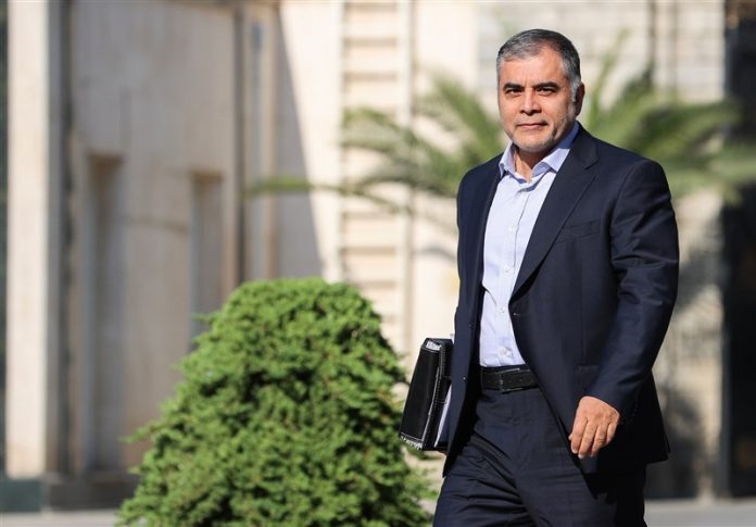 وزیر نفت: بنزین سوپر از هفته آینده در بورس عرضه می‌شود / قیمت این بنزین در زمان عرضه، کشف قیمت خواهد شد / برآورد فعلی بین ۶۴ تا ۶۵ هزار و ۸۰۰ تومان به ازای هر لیتر است