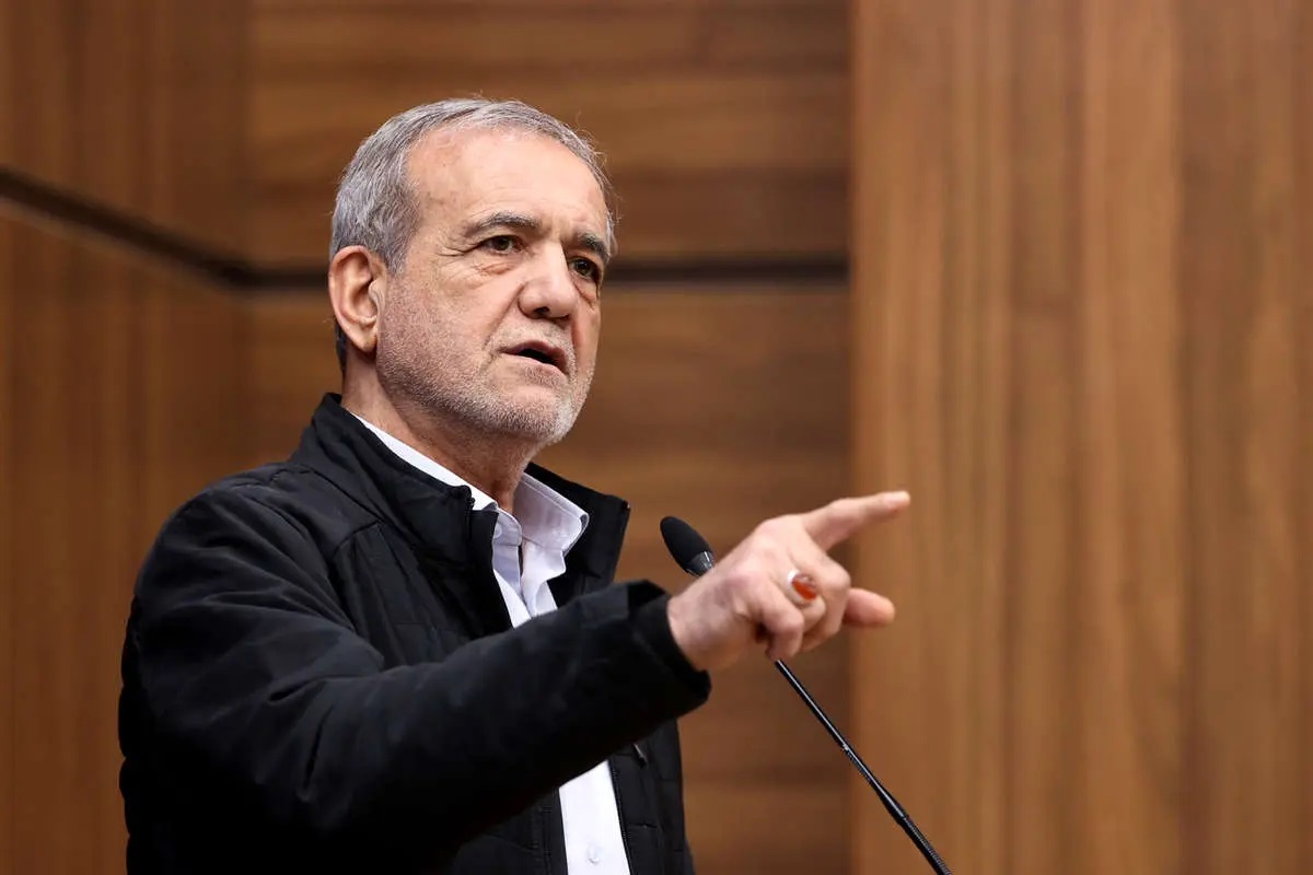 پزشکیان: قبل از انقلاب در دانشگاه‌ها برخی از بانوان حجاب نداشتند اما نحوه پوشش به نوعی بود که هیچ‌کسی حق بی‌احترامی به آن‌ها را نداشت / اصلاح اجتماعی جزء با تدبیر، عقلانیت و پاکی نیت ممکن نیست